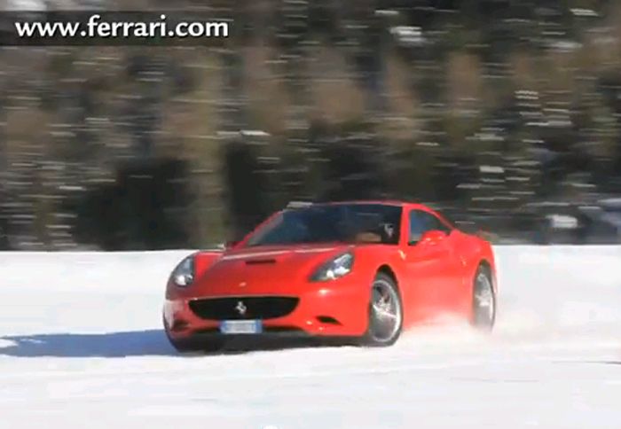 «Πάρτι» στα χιόνια με τη Ferrari California